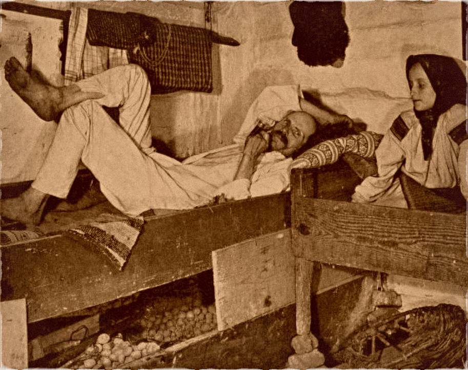 Muž a žena v místnosti starého domu, rok 1939.